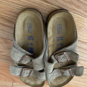 Birkenstock Arizona sandal in soft suede (Taupe color)